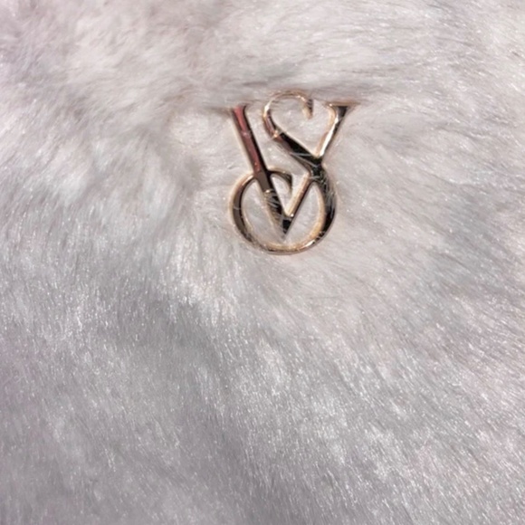 NWT Victoria's Secret Ivory Cream Luxe Fuzzy Soft Faux Fur Tote Travel Bag 2025 - Picture 7 of 14